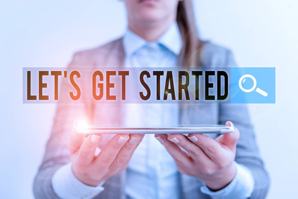 Kézírás szöveg Let S is Get Start. Koncepció azt jelenti, hogy elkezd csinálni vagy dolgozik valamin, amit elindított Üzleti koncepció a mobiltelefon és az üzletasszony. - Fotó, kép