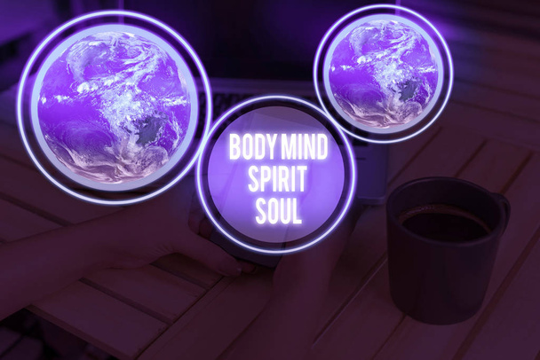 Почерк написания текста Body Mind Spirit Soul. Концепция, означающая состояние сознания Терапии персонального баланса Элементы этого изображения, предоставленные НАСА
. - Фото, изображение