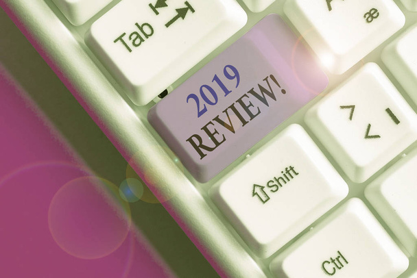 Szöveges jel mutatja 2019 Review. Üzleti fotó szöveg emlékezés elmúlt évben események fő fellépések vagy a jó műsorok - Fotó, kép