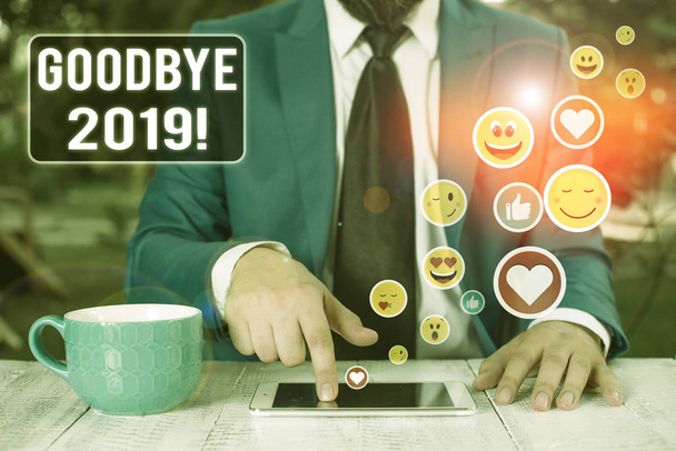 Textschild mit Abschied 2019. Geschäftstexte drücken gute Wünsche zum Abschied oder Ende letzten Jahres aus - Foto, Bild