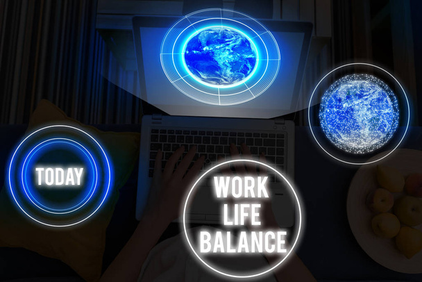 Text schreiben Work-Life-Balance. Geschäftsfotos, die die Aufteilung der Zeit zwischen Arbeit oder Familie und Freizeitelementen dieses von der nasa eingerichteten Bildes zeigen - Foto, Bild