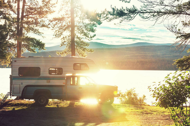 фургон припаркован на берегу озера в горах. Летний сезон в Канаде
. - Фото, изображение