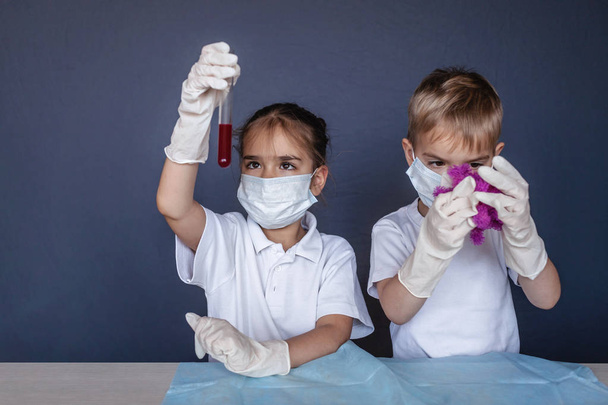 Roztomilé dítě v respirační masce a medicínských rukavicích drží b - Fotografie, Obrázek