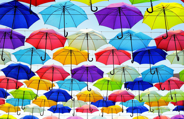 Fundo de guarda-chuvas colorido. O céu de guarda-chuvas coloridos
 - Foto, Imagem