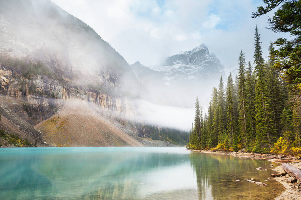 Scène sereine au bord du lac de montagne au Canada avec reflet des rochers dans l'eau calme. - Photo, image