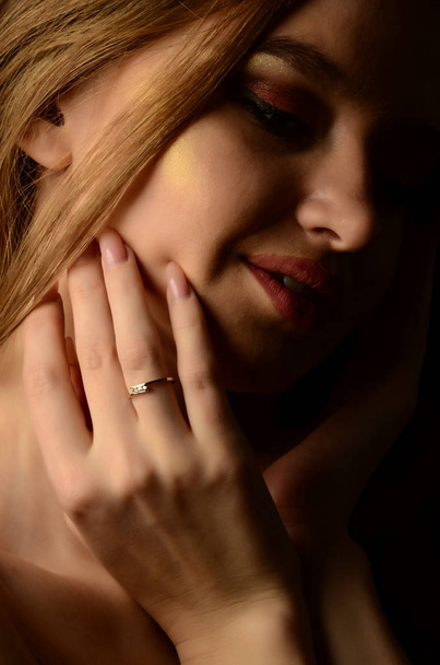 Золотое кольцо с бриллиантами девушка бокал шампанского - Фото, изображение