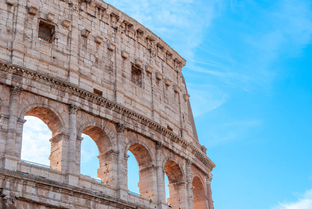 Starověké římské koloseum je jednou z hlavních turistických atrakcí i - Fotografie, Obrázek