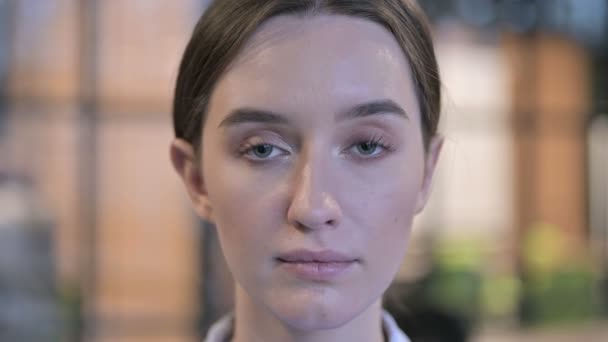 close-up van jonge vrouw gezicht in shock - Video