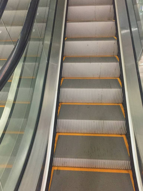 Escalator a bevásárlóközpontban. Lépcsők - Fotó, kép