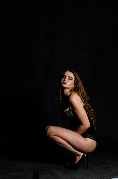 Korkea seksikäs brunette alusvaatteita studio muotokuva
 - Valokuva, kuva