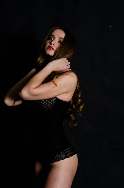 Hoge sexy brunette lingerie studio portret - Foto, afbeelding