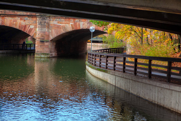 Sonbaharda köprü manzarasının altında. - Fotoğraf, Görsel