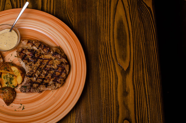 Grillezett steak, sült burgonya és zöldségsaláta - Fotó, kép