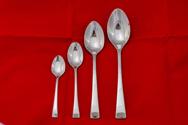 cucharas de metal plateado sobre fondo textil  - Foto, Imagen