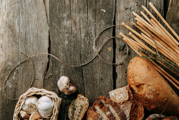 Set of sliced bread. Ingredients for cooking. Wooden background with bread. Empty space for signatures.  - Foto, Imagem