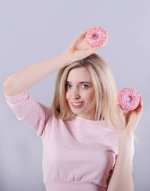 Portrait of smiling caucasian woman with donuts.  - Foto, Imagen