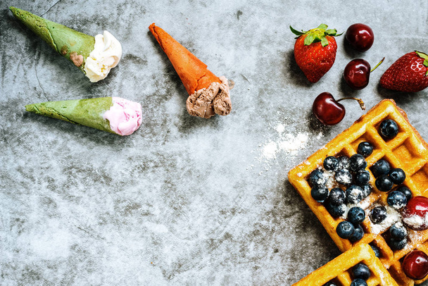 Παγωτά και βάφλες με νόστιμα κόκκινα φρούτα γεμάτα υγιή - Φωτογραφία, εικόνα