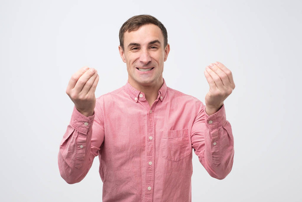 Jeune homme beau montrant geste italien qui signifie ce que vous voulez
 - Photo, image