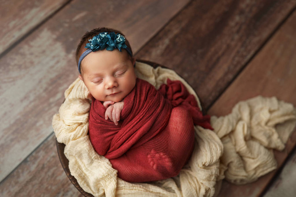 маленькая девочка в красивом красном завитке и повязке на голове
. - Фото, изображение