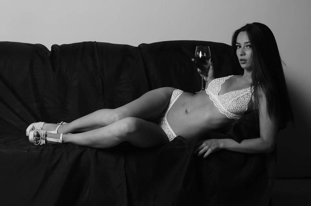 muotokuva makea ihana hieno viehättävä lumoava tyttö alusvaatteita poseeraa sohvalla
  - Valokuva, kuva