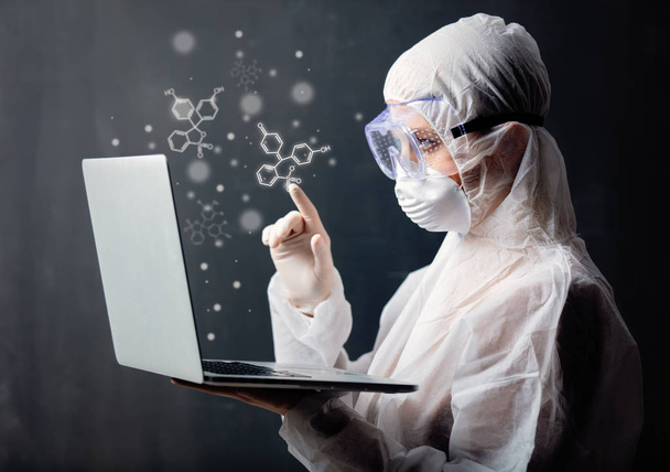mujer médica que usa ropa protectora contra el virus con l
 - Foto, Imagen