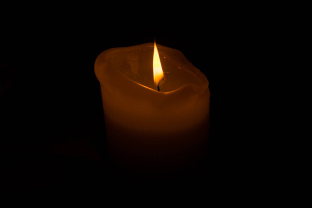Burning candle in the dark - Foto, afbeelding