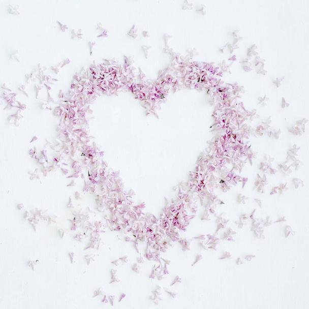 花の構成。紫色のライラックの花のハートシンボル。To - 写真・画像