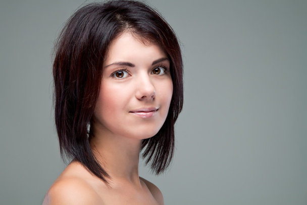 Portrait d'une fille sans maquillage avec une coupe courte
 - Photo, image