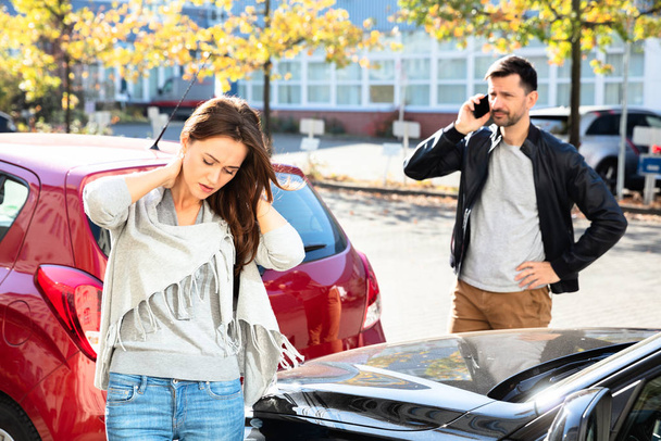 Man Calling For Assistance In Front Of Sad Woman Looking Damaged Car On Road - Foto, immagini