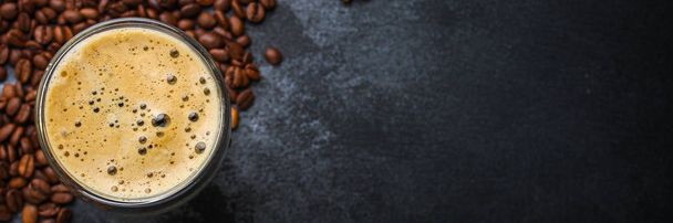Kaffeetrinken und Kaffeekörner (Getränk, köstliches Heißgetränk). Ansicht von oben. Kopierraum - Foto, Bild