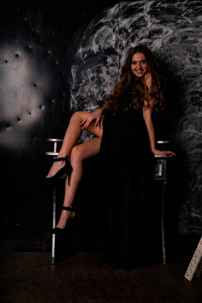 mladá nádherná dáma v krajkové šaty pózovat ve studiu  - Fotografie, Obrázek