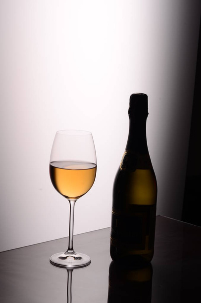 Stillleben von Weinflaschen-Glas-Studioaufnahmen - Foto, Bild