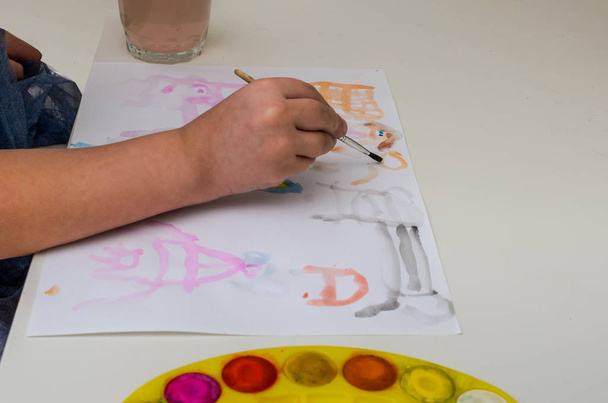 Little girl child draws with watercolors - Φωτογραφία, εικόνα