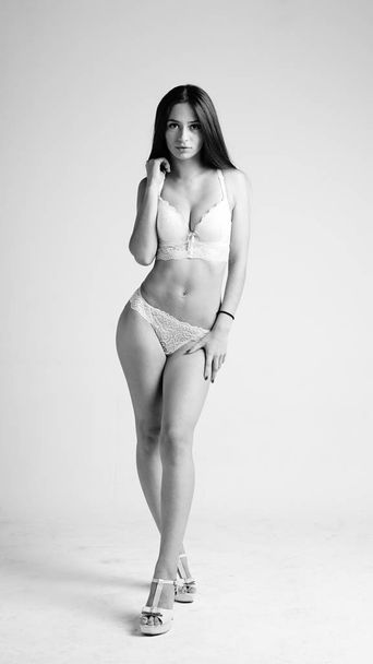 Meisje in lingerie op witte achtergrond - Foto, afbeelding