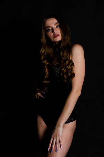 Hoge sexy brunette lingerie studio portret - Foto, afbeelding