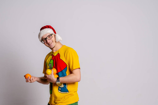 Joulupukki hattu eristetty mies muotokuva pidä joululahja
 - Valokuva, kuva