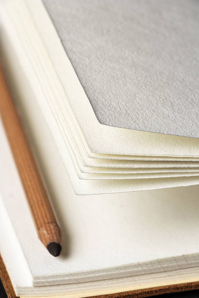 Cuaderno de hojas para pintar con carboncillo o acuarela con mucha textura y papel muy grueso - Foto, afbeelding