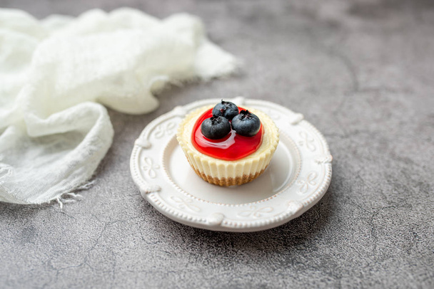Mini cheesecake with blueberry and cherry topping sweet summer treat - Foto, Imagen