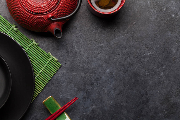 Japon çayı ve sofra takımı taş masada. Asya yemekleri konsepti. Üst görünüm düzlüğü kopyalama alanı ile yatıyordu - Fotoğraf, Görsel