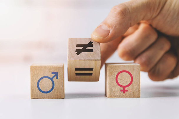 έννοια της ισότητας των φύλων και των διακρίσεων - χέρι τοποθέτηση ξύλινα - Φωτογραφία, εικόνα