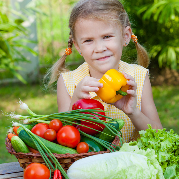 tyttö, jolla on kori vihanneksia (kurkku, pippuri, tomaatti, o
 - Valokuva, kuva