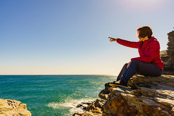 Tourist woman on sea cliffs in Spain - Foto, imagen