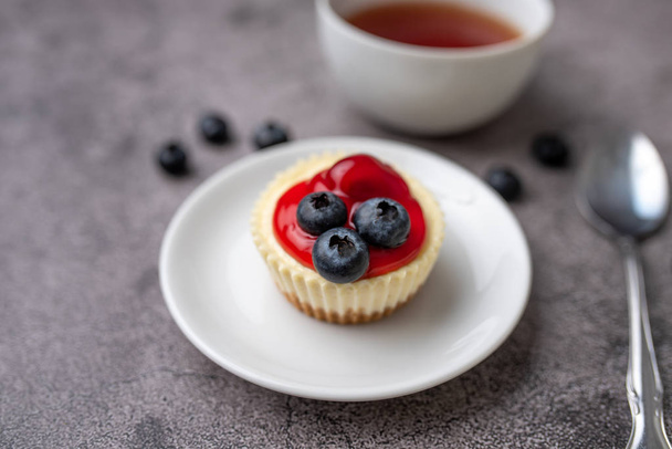 Mini cheesecake with blueberry and cherry topping sweet summer treat - Foto, Bild