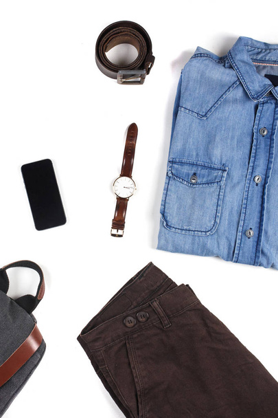 Casual-Outfits für Männer mit Herrenbekleidung und Accessoires auf rustikalem - Foto, Bild