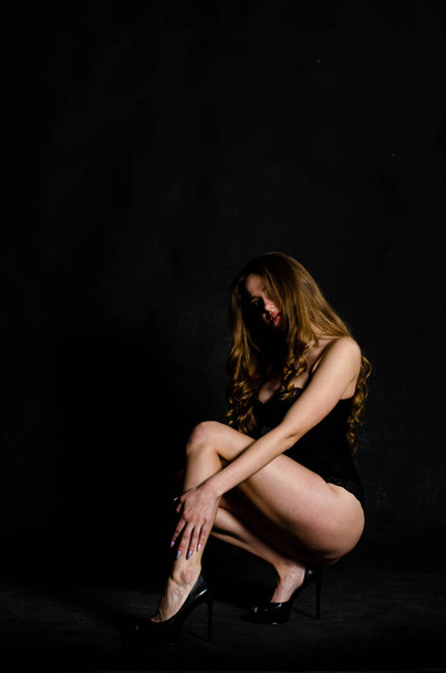 Magas szexi barna fehérnemű stúdió portré - Fotó, kép