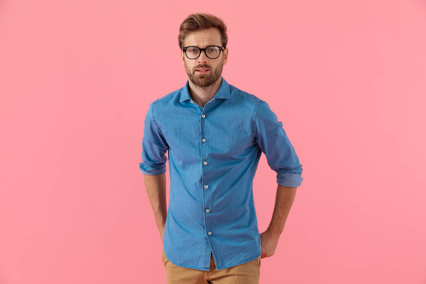 眼鏡をかけたデニムシャツの混乱したカジュアルな男 - 写真・画像