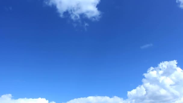 El aterrizaje del avión de pasajeros se aproxima a través de un cielo nublado. Espacio-copia
. - Imágenes, Vídeo