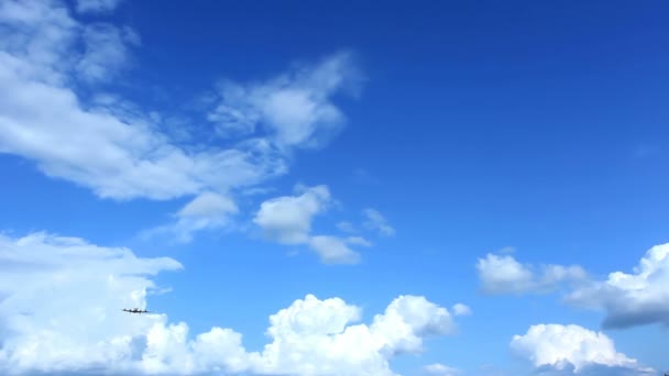 Aterrizaje del avión de hélice de cuatro motores a través de un cielo nublado. Espacio-copia
. - Imágenes, Vídeo