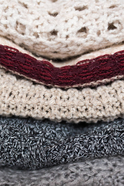 Στοίβα από χρώματα ζεστά πλεκτά πουλόβερ - Φωτογραφία, εικόνα