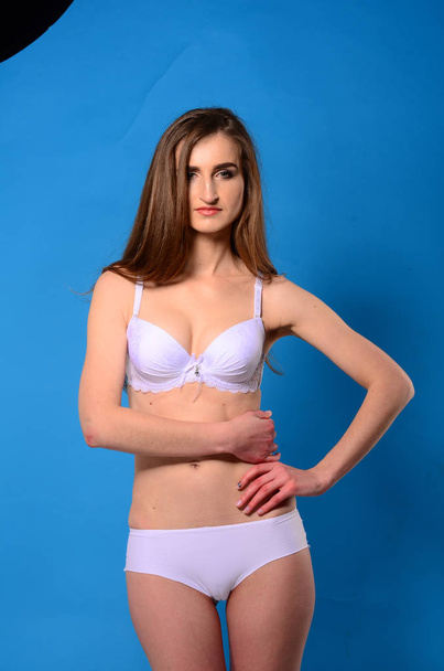jovem mulher atraente em lingerie posando em estúdio   - Foto, Imagem